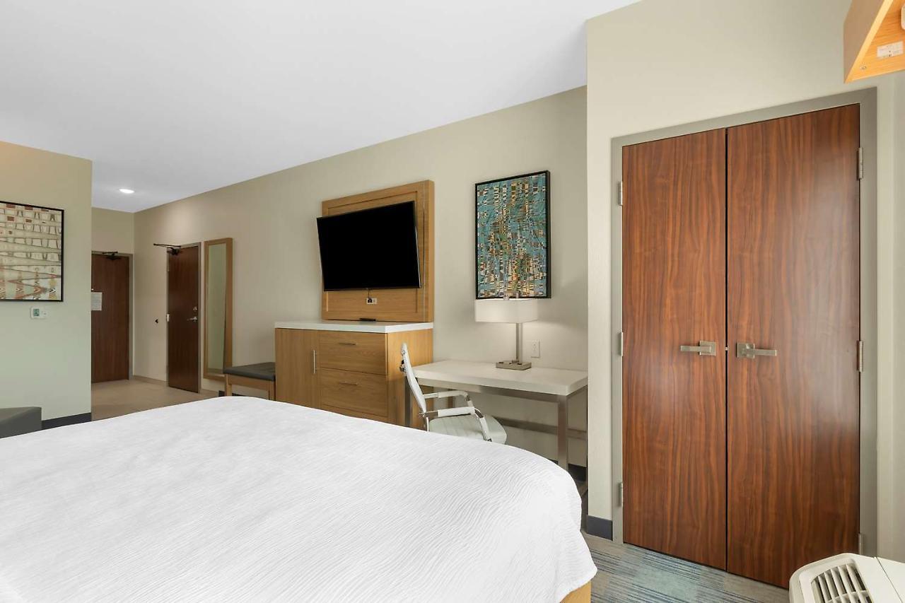 La Quinta Inn & Suites By Wyndham Coralville Iowa City エクステリア 写真