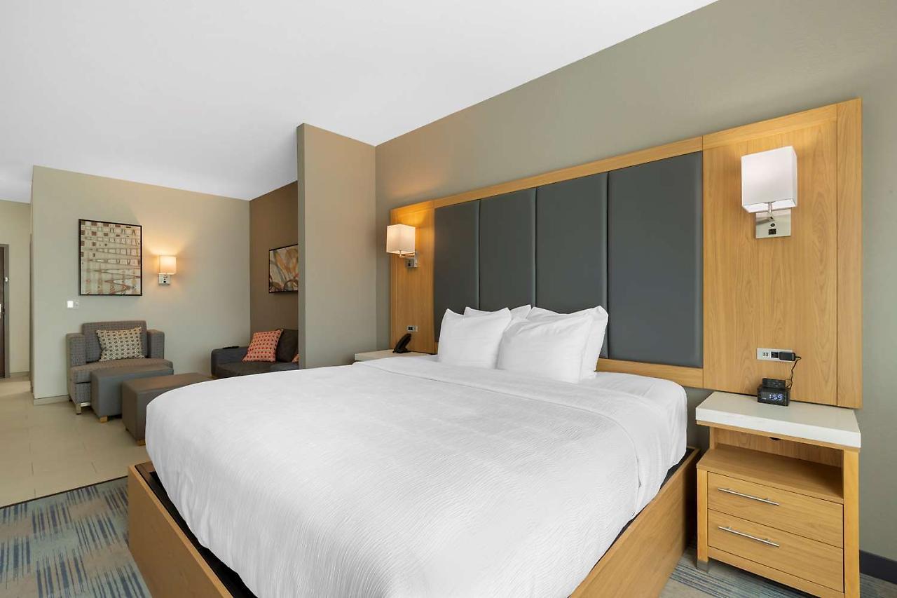 La Quinta Inn & Suites By Wyndham Coralville Iowa City エクステリア 写真