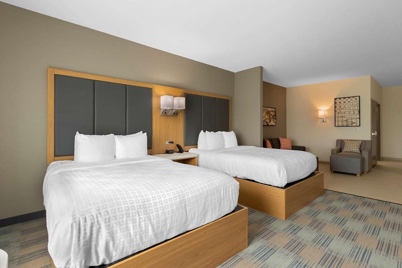 La Quinta Inn & Suites By Wyndham Coralville Iowa City エクステリア 写真