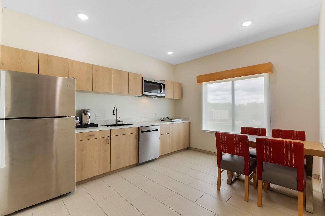 La Quinta Inn & Suites By Wyndham Coralville Iowa City エクステリア 写真