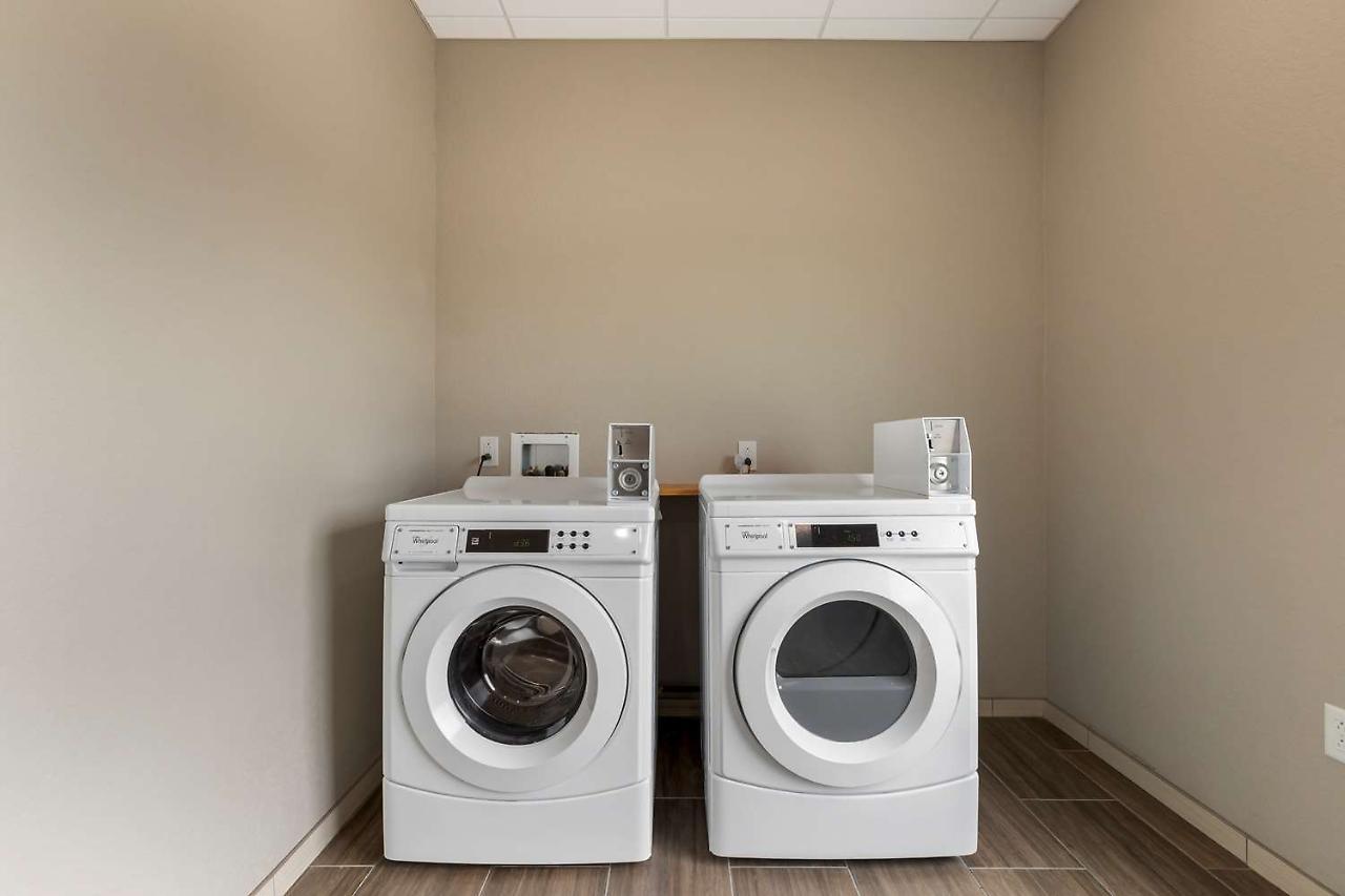 La Quinta Inn & Suites By Wyndham Coralville Iowa City エクステリア 写真