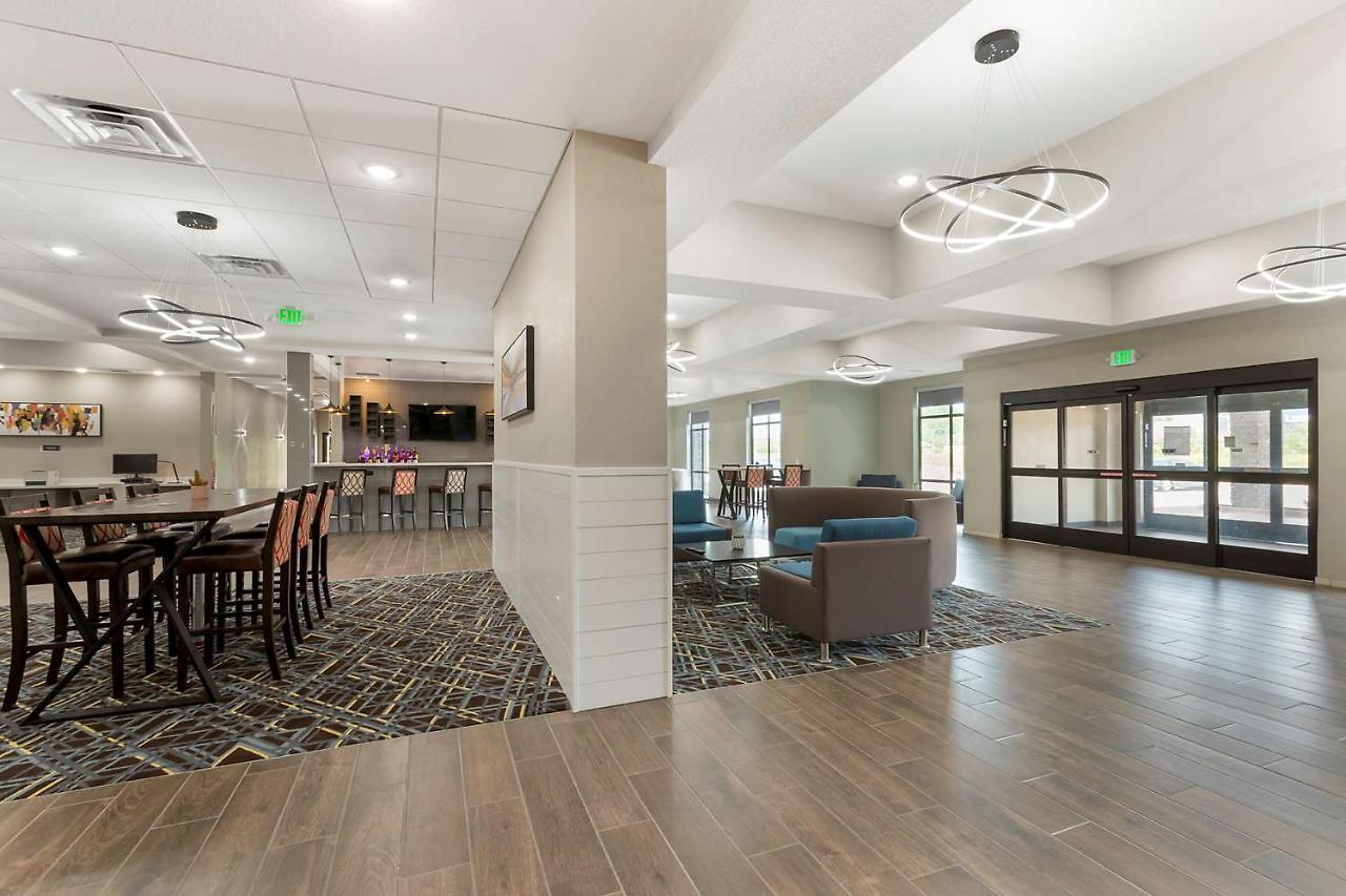 La Quinta Inn & Suites By Wyndham Coralville Iowa City エクステリア 写真