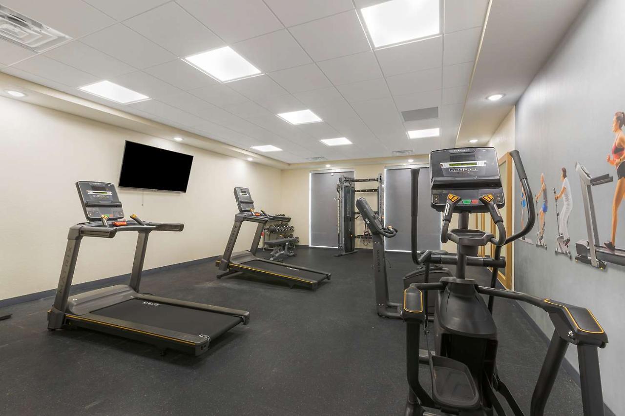 La Quinta Inn & Suites By Wyndham Coralville Iowa City エクステリア 写真
