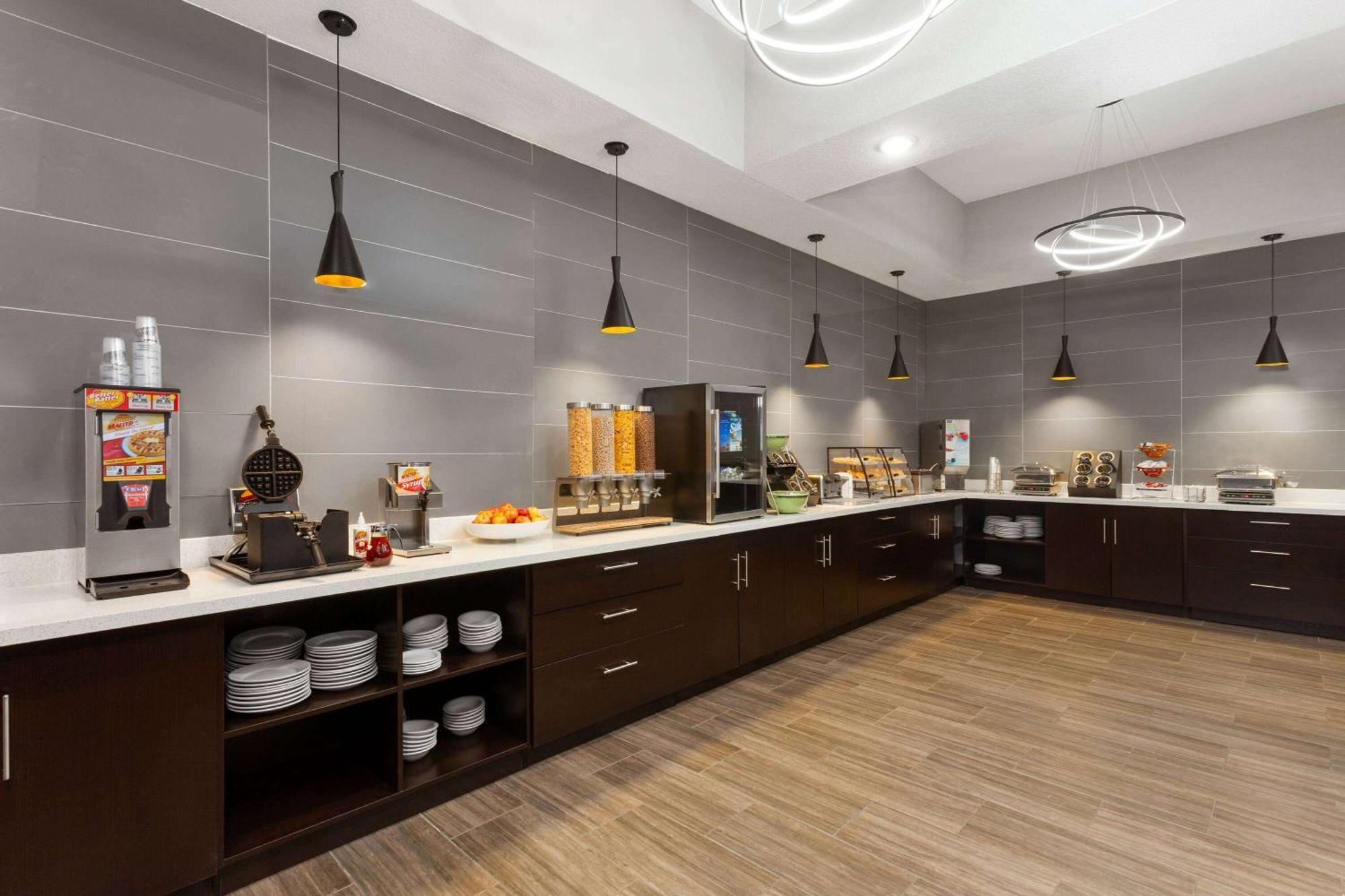 La Quinta Inn & Suites By Wyndham Coralville Iowa City エクステリア 写真