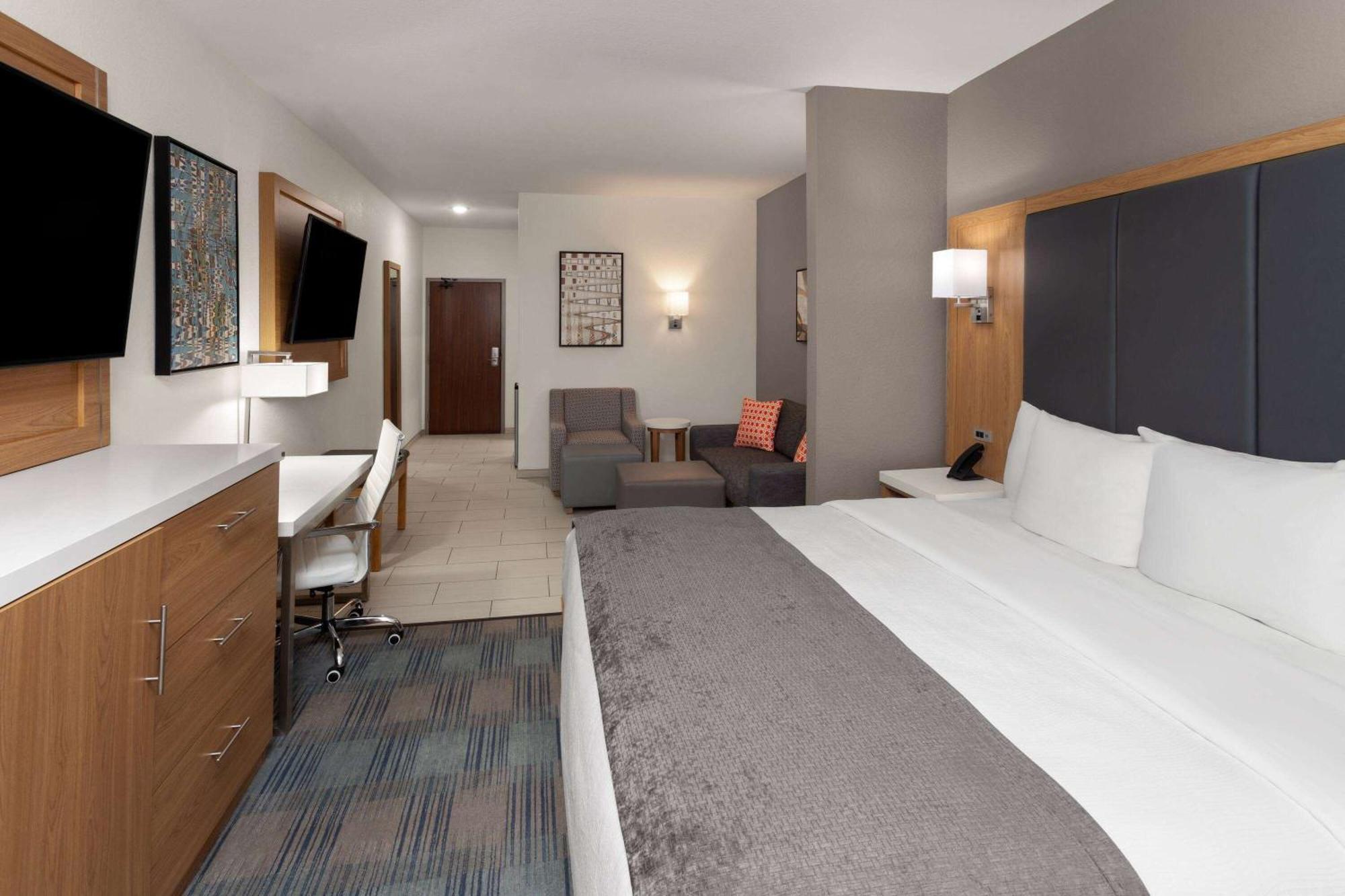 La Quinta Inn & Suites By Wyndham Coralville Iowa City エクステリア 写真