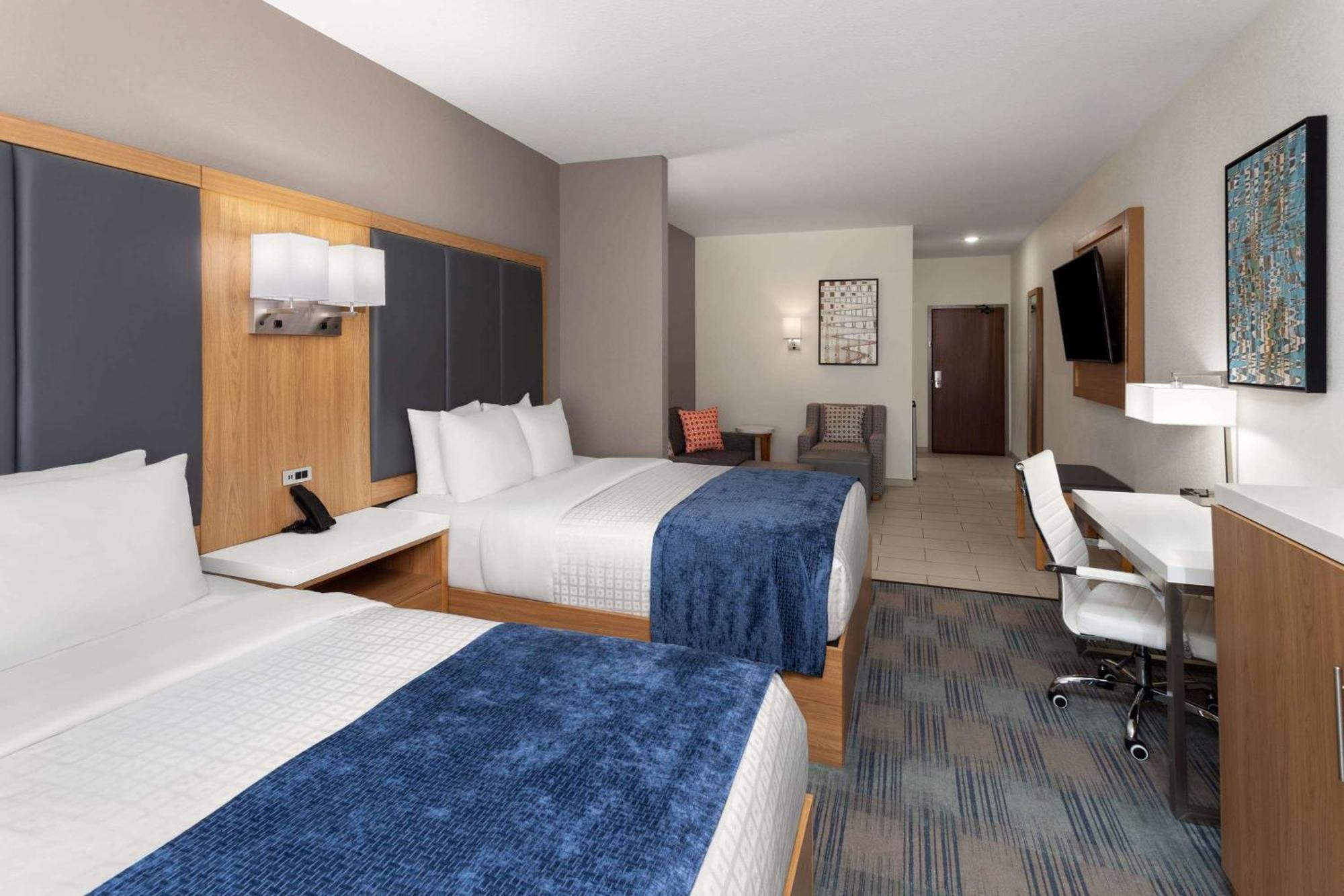 La Quinta Inn & Suites By Wyndham Coralville Iowa City エクステリア 写真