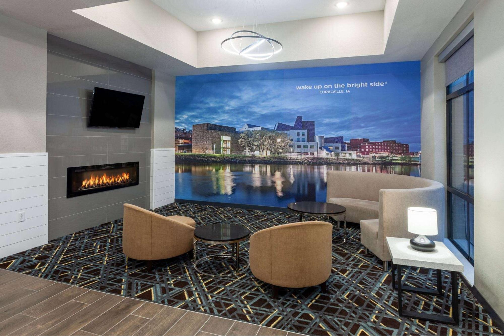 La Quinta Inn & Suites By Wyndham Coralville Iowa City エクステリア 写真
