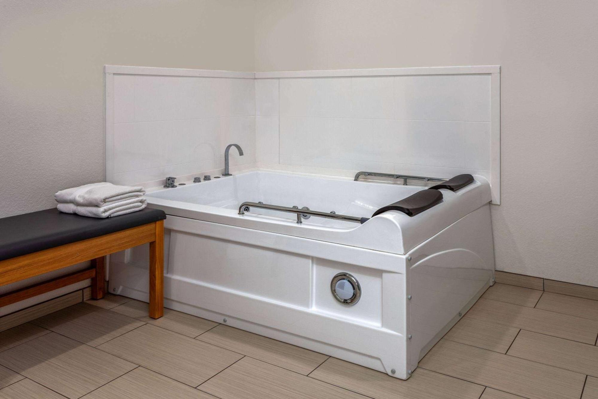 La Quinta Inn & Suites By Wyndham Coralville Iowa City エクステリア 写真