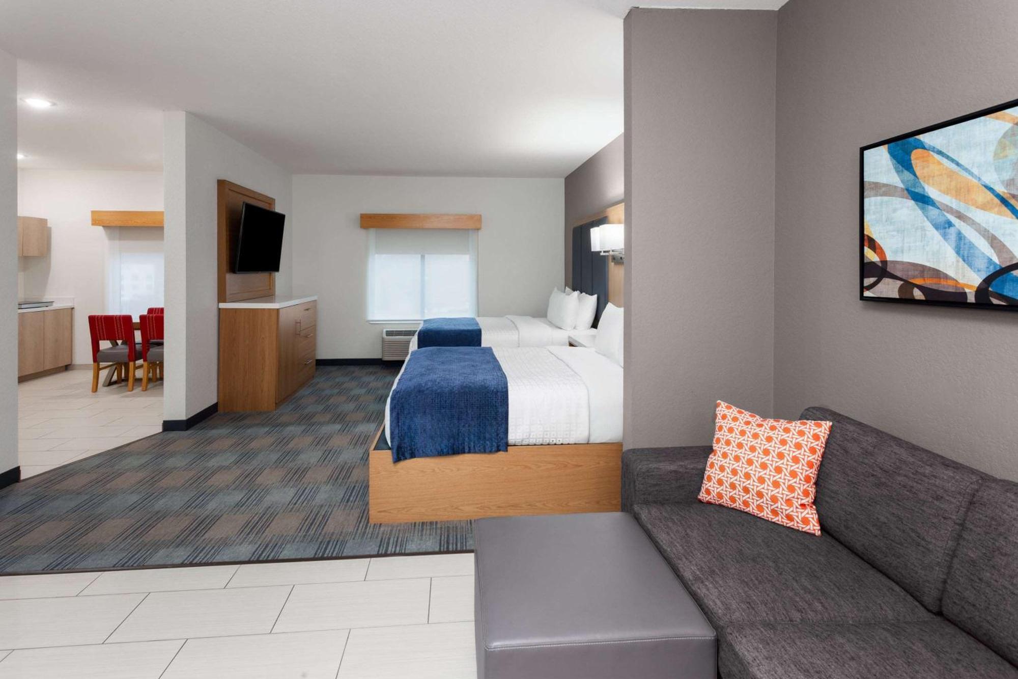La Quinta Inn & Suites By Wyndham Coralville Iowa City エクステリア 写真